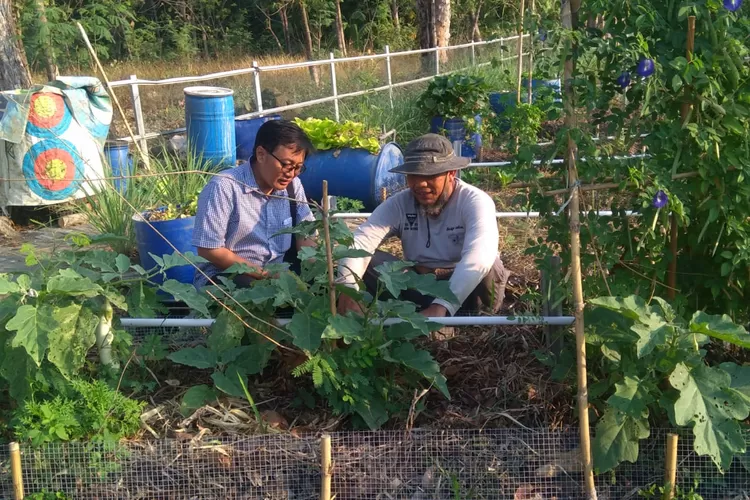 Pendiri Sekolah Alam Ar Ridho Semarang Ustadz Nurul Hamdi menjelaskan gagasan pemanfaatan lahan kebun secara mandiri, berbasis organik termasuk pengolahan limbah air  untuk sarana edukasi siswa sekolah alam ini 