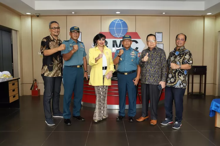Maya  Miranda bersama para pejabat TNI AL berpose bersama di kantornya usai menga.bil alih kepemilikian peruasahaan galangan kapal di Batam.