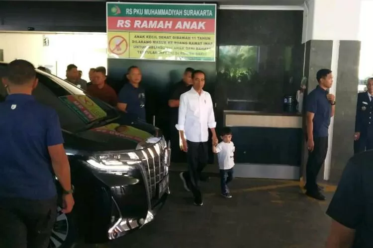 Presiden Joko Widodo bersama Jan Ethes seusai menjenguk La Lembah Manah di RS PKU Muhammadiyah Solo