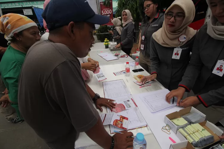 Para nasabah UMKM mendapat pelayanan dari teller di Pasar Induk Beras Cipinang, Jakarta Timur, Kamis (21/11/2019).Foto: Ist