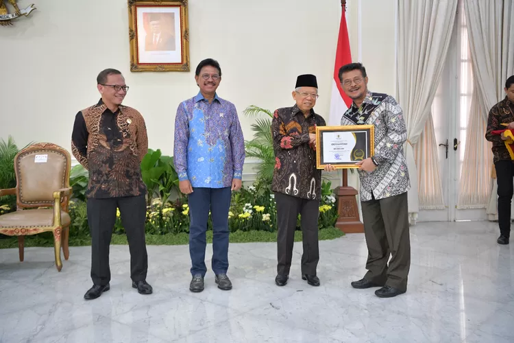 Menteri Pertanian, Syahrul Yasin Limpo, menerima plakat dari Wakil Presiden RI, KH Ma’aruf Amin. (ist)