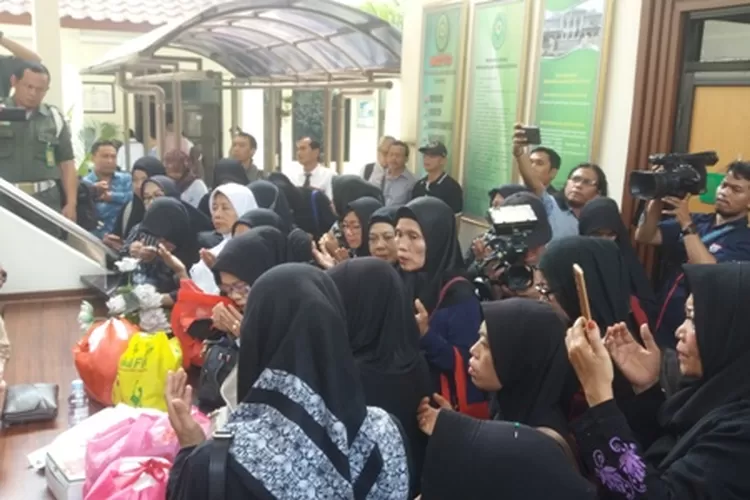 Para korban First Travel berdoa bersama menjelang sidang di PN Kota Depok, Senin (25/11/2019)