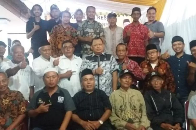 Wakil Ketua DPRD Kota Depok Tajudin Tabri (tengah baris kedua) bersama konstituen