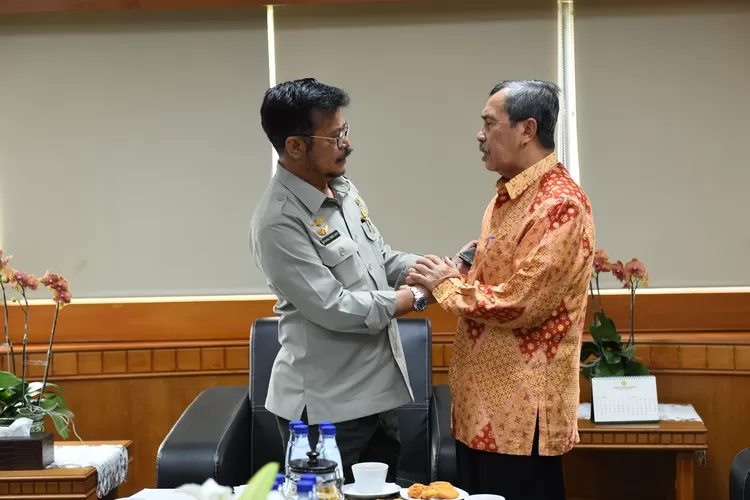 Mentan Syahrul Yasin Limpo menerima Gubernur Riau, Syamsuar, Senin (9/12/2019), di ruang kerjanya. 