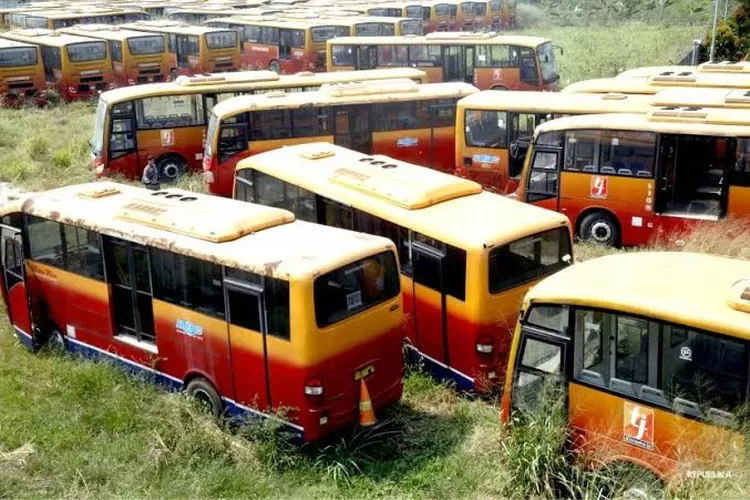 Ratusan bangkai bus Transjakarta menumpuk di lahan kosong di kawasan Bogor, Jawa Barat. Pengadaan bus tersebut diduga korupsi.