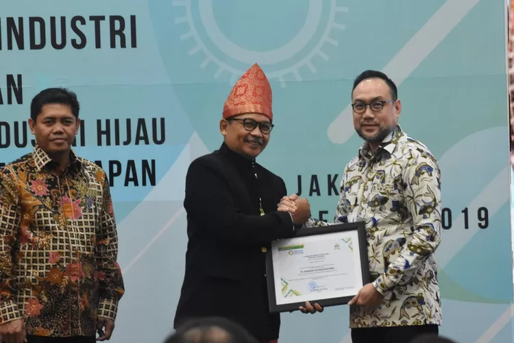 Sekjen Kemenperin Achmad Sigit Dwiwahjono (tengah) bersama Kepala Badan Penelitian dan Pengembangan Industri (BPPI) Kemenperin Eko S.A Cahyanto (kiri) serahkan Penganugerahan Penghargaan Industri Hijau Tahun 2019 di Jakarta, Senin (16/12).