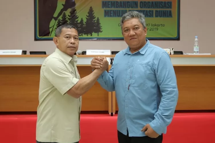 Ketua Umum FPTI DKI terpilih Hendry Camar Wijaya dan Ketua Umum KONI DKI Djamhuron P Wibowo. (Foto: Dok Humas KONI DKI).