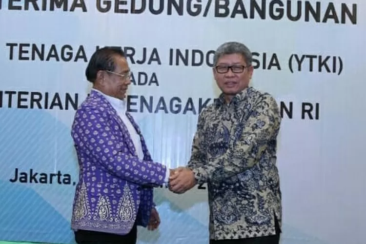 Sekjen Kemensker Khairul  Anwar  (kanan) serah terima dengan pengurus YTKI Bomer Pasaribu (kiri).(foto,ist)