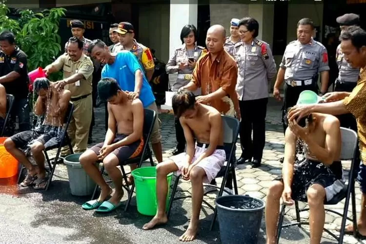 Lima ABG dihukum mandi di Mapolres Karanganyar setelah aksi mereka mandi di jalan 
