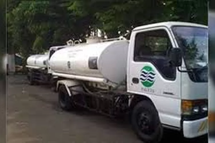 Bencana banjir mengakibatkan suplai air bersih bermasalah.Operator air bersih Palyja menyefiakan air beraih melalui ttuk tanki gratis kepada fasilitas umum diJakarta Barat dan sekitarnya, Kamis (2/1/2020)..