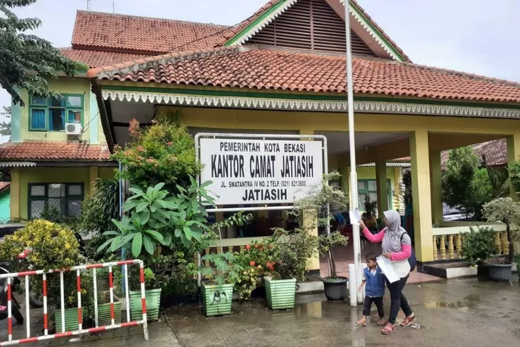 PTSP Kecamatan Jatiasih, Kota Bekasi setengah hati melayani warga yang hendak mengajukan permohonan perekaman E KTP ke  kantor Kecamatan Jatiasih, Kota Bekasi, Sabtu (1/2/2020).
