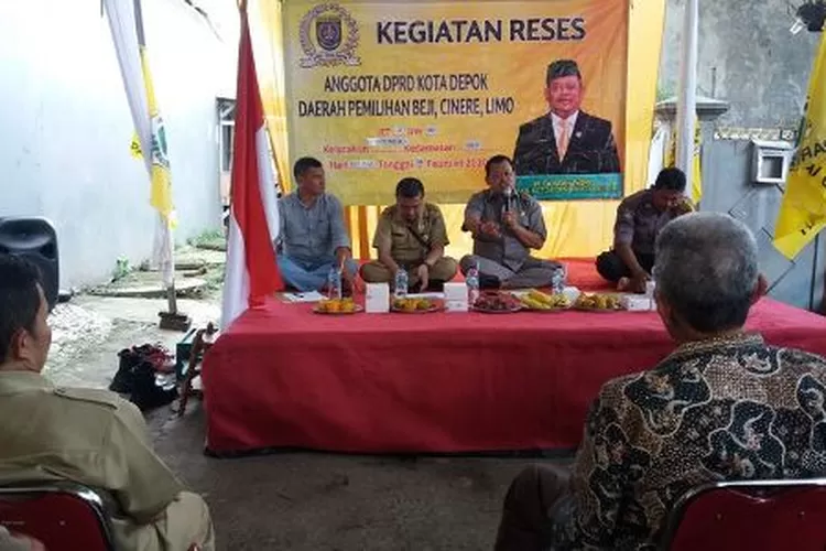 Wakil Ketua DPRD Kota Depok H. Tajudin Tabri berdialog dengan warga/