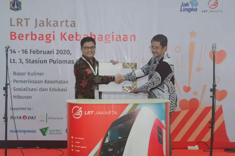 Direktur Kredit UMK & Usaha Syariah Bank DKI, Babay Parid Wazdi (kiri) berfoto bersama Direktur Utama LRT Jakarta, Wijanarko usai melakukan penandatanganan Kesepakatan Bersama tentang Sinergi dan Pengembangan Bisnis antara PT Bank DKI & LRT Jakarta di Stasiun LRT Pulomas, Jakarta (14/2/2020).