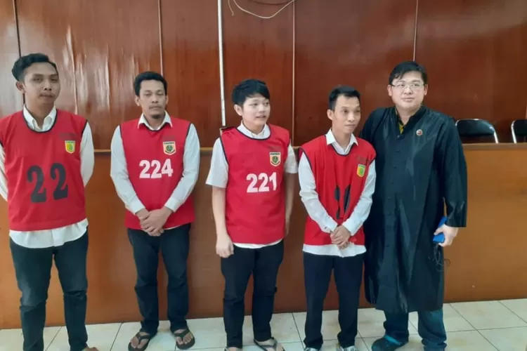 Empat terdakwa perjudian online Anjad Fendi Badriawan, Bem Praastyo,Pipingan Tjok dan Aditya Wijaya divonis bebas murni di PN Jakarta Utara, Jumat (21/2/2020). Mereka fose bwrsama penesehat  hukum Alvin Lim SH,MH. Foto: Suarakarya/Yon P