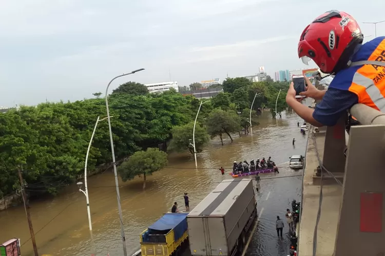 Warga DKI Jakarta Korban Banjir memperoleh bantuan evakuasi ke tempat aman,Selaaa (25/2/2020).