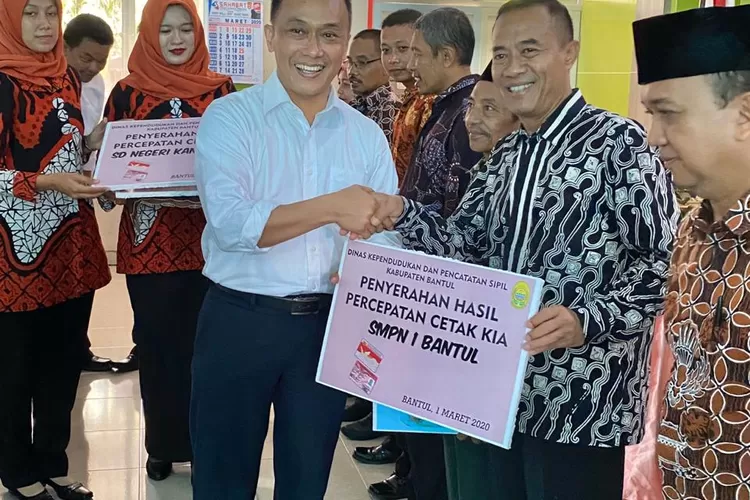 Dirjen Dukcapil Prof Zudan Arif Fakrulloh menyerahkan hasil percepatan cetak KIA Kabupaten Bantul 