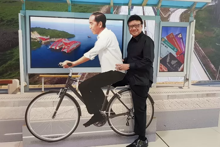 Menteri Pendayagunaan Aparatur Negara dan Reformasi Birokrasi (MenPAN RB) Tjahjo Kumolo berboncengan sepeda dengan replika pose Presiden Jokowi di sudut destinasi wisata 