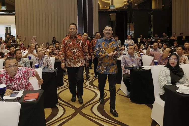 Wali Kota Semarang Hendrar Prihadi menyambut senior nya, Sekjen Kemendagri Hadi Prabowo saat menjadi pembicara utama Rakornis Pendapatan Daerah Wilayah I di Semarang, 