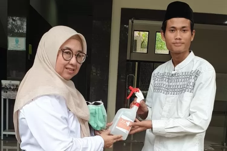 Politeknik AKA Bogor menyerahkan sejumlah hand sanitizer kepada masyarakat sekitar, termasuk untuk lingkungan rumah ibadah.