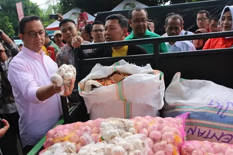 Gubernur DKI Anies Baswedan menghadiri pasar murah di Jakarta beberapa waktu lalu.