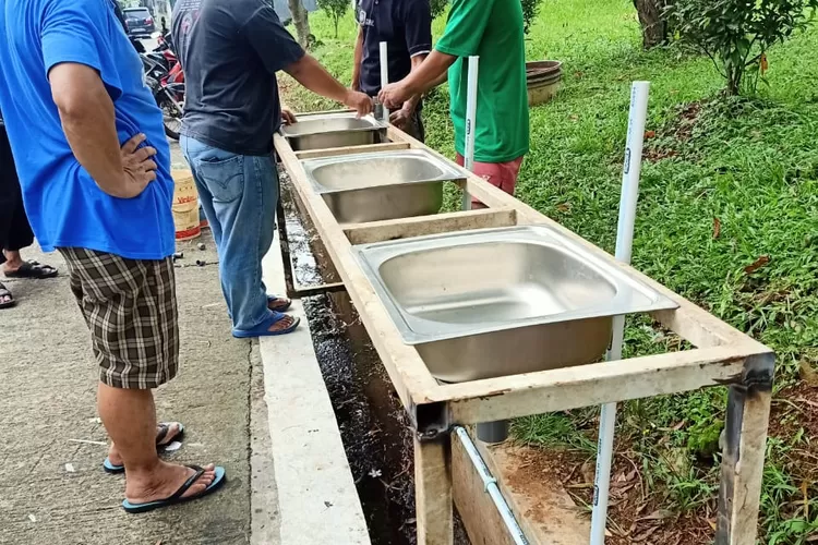 Wastafel atau tempat cuci tangan  dibangun warga di Perumahan Nuri Bintaro Jaya. Kini, setiap warga dan pendatang wajib cuci tangan untuk mencegah penyebaran Virus Corona. (SK.id/Sadono)