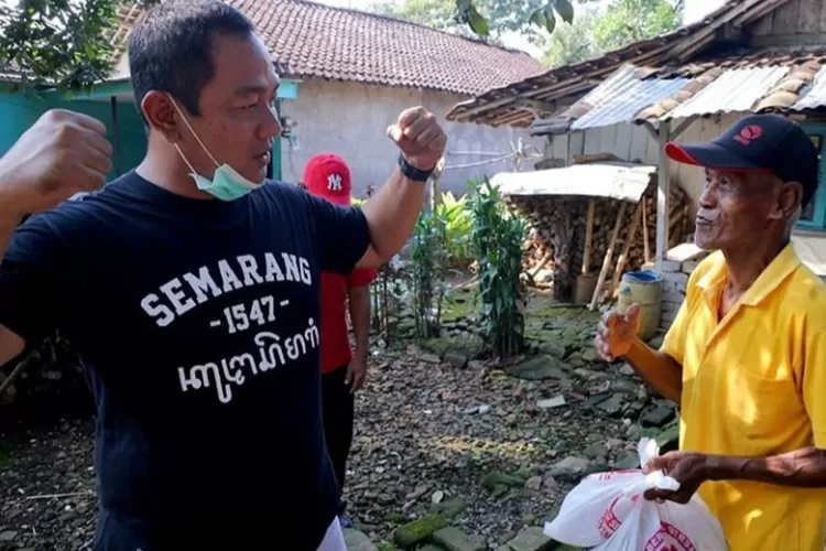 Wali Kota Semarang Hendrar Prihadi memberi semangat dan motivasi warga usia lanjut yang rentan terinfeksi Covid-19 untuk selalu menjaga kesehatan dan mematuhi anjuran pemerintah bermasker, cuci tangan dengan sabun, selalu tinggal di rumah (Ist) 