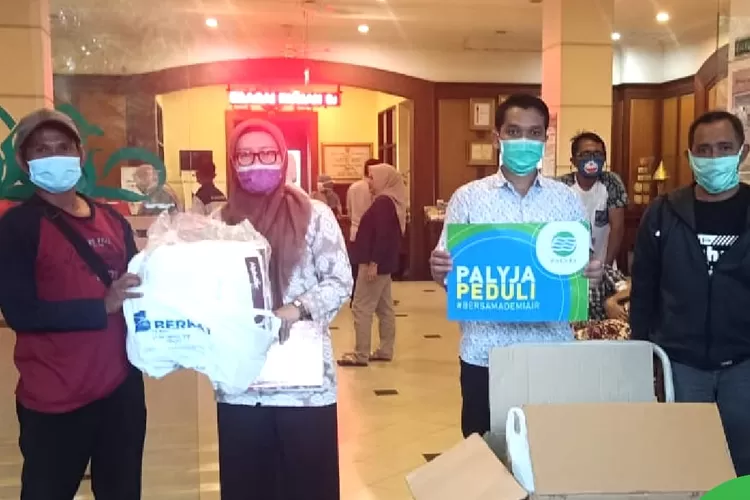 PT Palyja menyerahkan bantuan APD medis kepada empat RS rujukan  pelayanan pasien  Corona kepada empat RS di Jakarta.