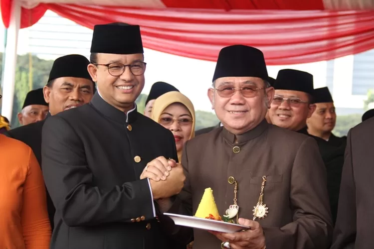 Gubernur DKi Jakarta Anies Baswedan bersama Ketua Umum Forkabi Mayjrn Purn Nachrowi Ramli. Anies mengapresiasi bakti sosial Forkabi menyerahkan APD ke 34 RS di Jabodetabek, Sabtu (18/4/2020).