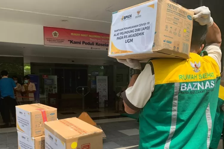 Baznas menyalurkan bantuan APD dari BPKH untuk RS Akademik UGM Yogyakarta, Selasa (12/5/2020).