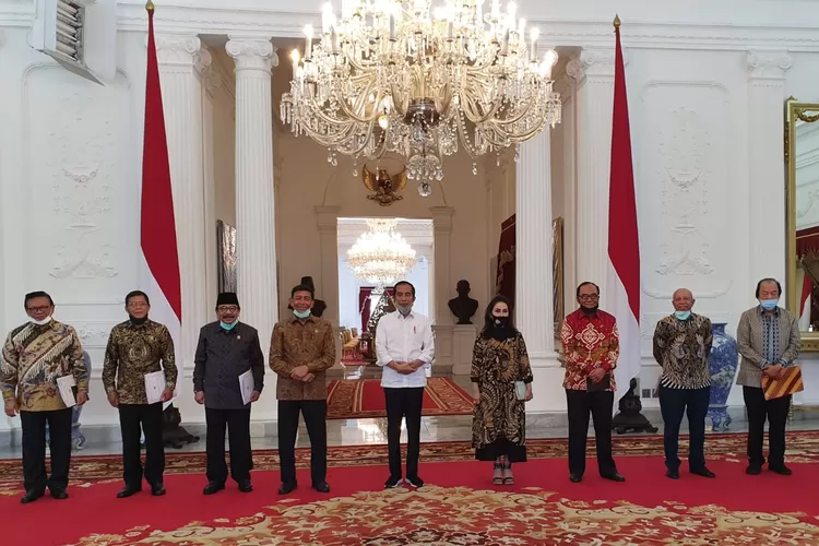 Presiden Jokowi menerima Ketua Wantimpres Wiranto, Anggota Wantimpres HR Agung Laksono, Sidarto Danusubroto, Arifin Panigoro, Soekarwo, Dato Sri Tahir, Putri Kuswisnuwardani dan Mardiono.