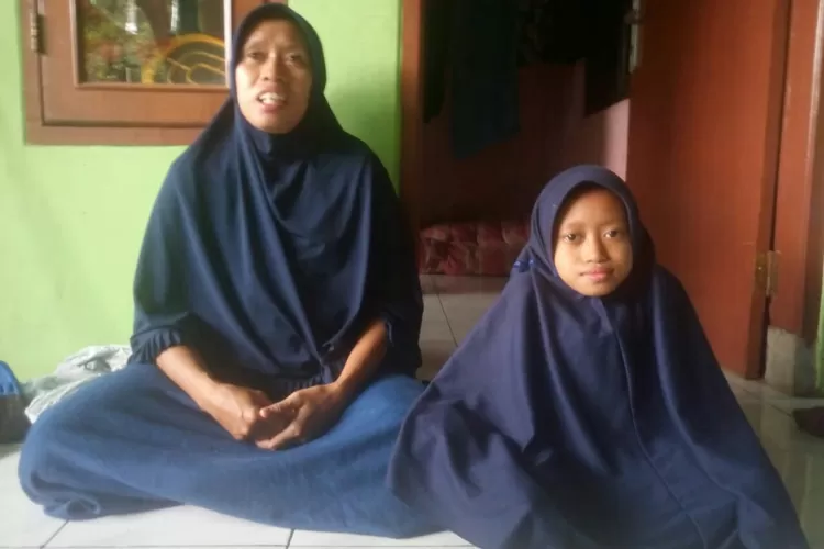 Neneng Oktaviani (11), seorang penderita TB tulang belakang didampingi orangtuanya, Siti Jamilah (35), di Kampung Rawa Sapi, PT 003/RW 010, Kelurahan Jatimulya, Kecamatan Tambun Selatan. (Foto: Dharma/suarakarya.id.)