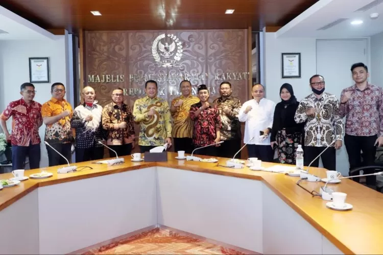 Bamsoet usai menerima SUTA Nusantara dan PERBUMA, di Ruang Kerja Ketua MPR RI, Jakarta, Senin (6/7/2020).