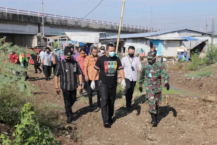 Wali Kota Semarang Hendrar Prihadi didampingi jajarannya, salah satunya Camat Semarang Utara, Anicheto Magno Da Silva melakukan ground breaking pembangunan kampung nelayan Tambakrejo, Kota Semarang 