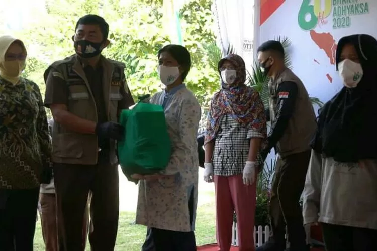Kepala Kejaksaan Tinggi Jateng, Priyanto, memberikan bantuan paket sembako secara simbolis kepada masyarakat terdampak  Covid-19 di Kota Solo