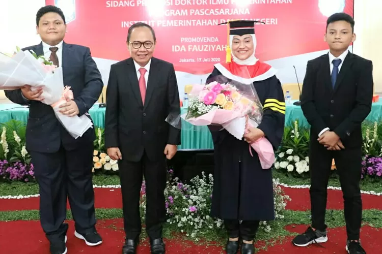 Menaker Ida Fauziyah (kedua dari kanan) bersama keluarga usai meraih gelar doktor.(foto,ist)
