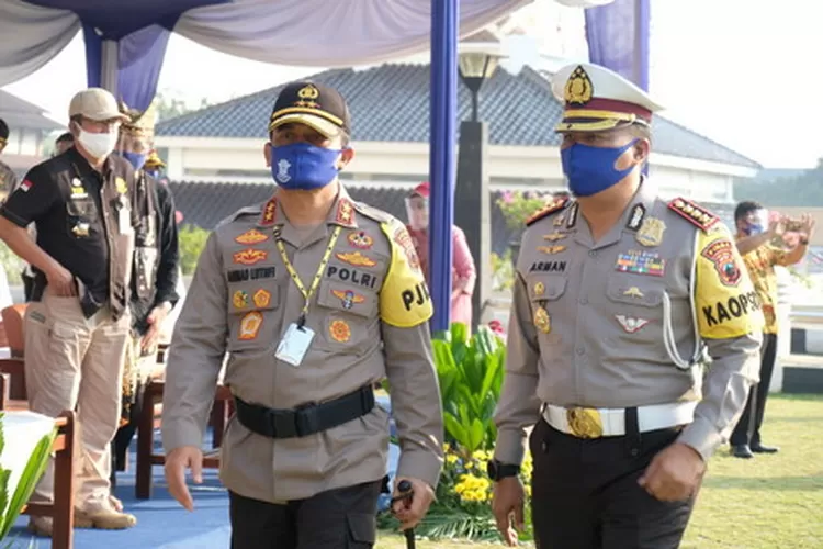 Kapolda Irjen Pol Achmad Luthfie (kiri) bersama Dirlantas Polda Jateng Kombes Pol  Arman Achdiat 
