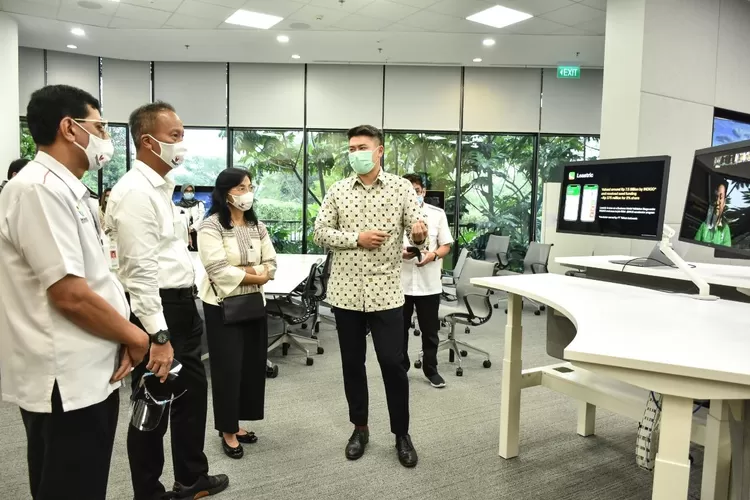Menteri Perindustrian Agus Gumiwang Kartasasmita didampingi Dirjen IKMA Gati Wibawaningsih serta Dirjen ILMATE Taufiek Bawazier mengunjungi Apple Developer Academy, Tangerang, Banten, 23 Juli 2020.