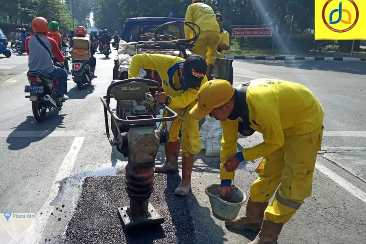 Para petugas sedang melakukan pekerjaan perbaikan jalan rusak di wilayah Kota Jakarta Pusat. Periode Juli-Agustuss ini s3banyak 69 titik jalan berlubang diperbaiki Sudin Bina Marga Jakarta Pusat.