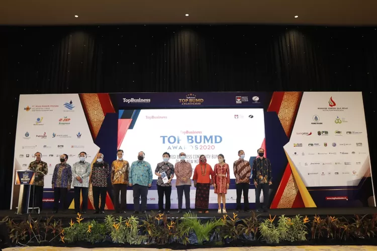 Para pimpinan BUMD menerima Top BUMD Award 2020 dari Majalah Top Busines, Kamis (27/8/2020).s
