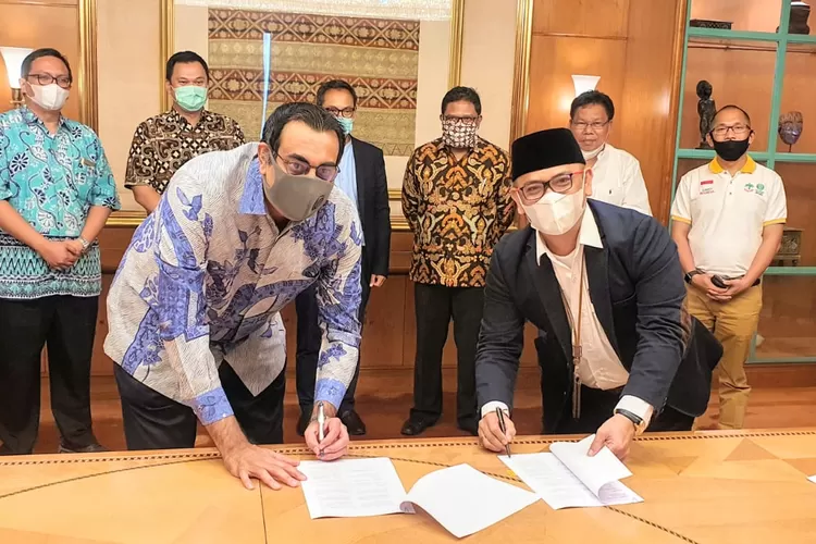 Ketua Umum DPP Apkasindo, Gulat ME Manurung (depan kiri) menandatangani MoU bersama Vice President Director ExxonMobil Indonesia, Kamal Singh, Sabtu (29/8/2020), di Jakarta. (ist)
