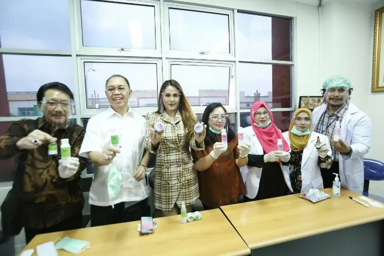 Managemen Queen Beauty Clinic menggandeng  artis dangdut Nita Talia (ketiga dari kiri) mengunjungi pabrik kosmetik di kawasan Tiga Raksa, Banten, Selasa (15/9/2020).