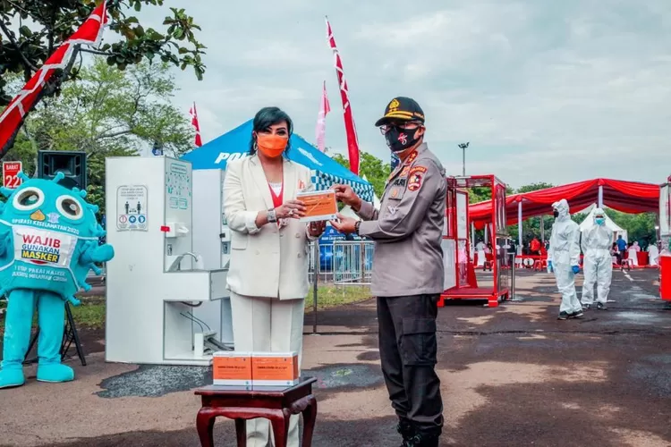  Kakorlantas Polri Irjen Pol Drs. Istinono, MH (kanan) foto bersama Maya Miranda Ambarsari, pemimpin PT Indo Cakra Abadi saat menyerahkan donasi alat rapid test Cakra Covid-19