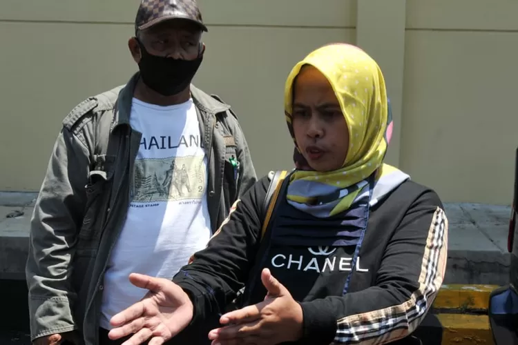 Rina Suryani (Kanan) Ibu pelaku RP (11) Tolak pembacaan putusan Pengadilan Negeri Cianjur di Mapolres Cianjur.
