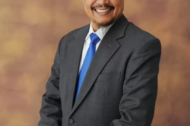 Ketua Umum PP IAI Apt Drs Nurul Fallah Eddy Pariang