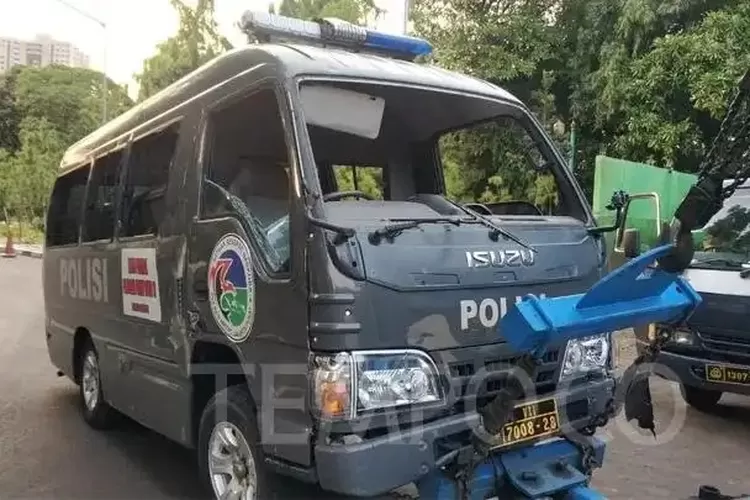 Mobil polisi untuk mengangkut tahanan milik Polres Jakpus, dirusak massa ketika melintas di Jalan Pejompongan. (Istimewa)