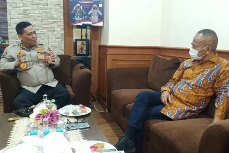 Ketua Umum PWI Pusat Atal S Depari bertemu dengan Kadiv Humas Polri Irjen Argo Yuwono membahas tentang rencana pemberian rompi wartawan untuk meliput aksi demo. (Istimewa)