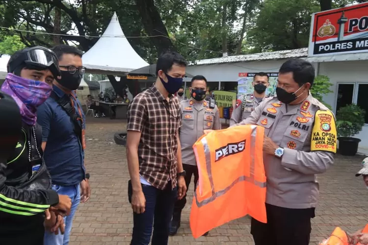 Kapolda Irjen Nana Sudjana membagikan Rompi kepada wartawan untuk liputan unjuk rasa di Silang Monas Jakarta Pusat. (Suarakarya.id/Sadono)