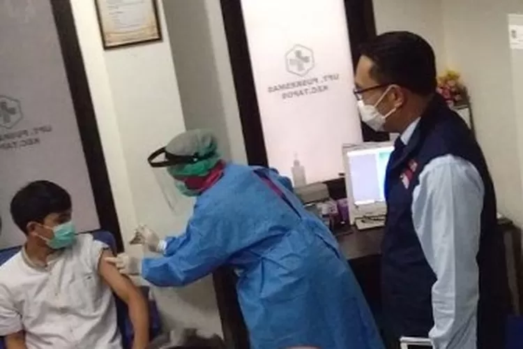 Gubernur Jabar Ridwan Kamil saksikan simulasi vaksinasi Covid-19 di Depok.