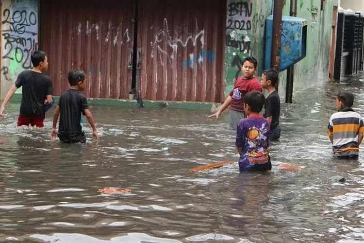 Lokasi rawan banjir di Jakarta Barat telah ditetapkan untuk menjadi skala prioritas penanganan pada musim hujan mulai Oktober ini. Salah satunya di kawasan Kebon Jeruk.