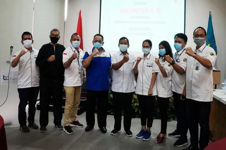 Team-Kerja TC-Invest di Kantor Pusat, Jakarta. Foto bersama Ketua Koperasi  Dr. Iqbal Alan Abdullah Msc & Deputy Pengawasan KeMenKop UMKM Ahmad Zabadi SH MM. 